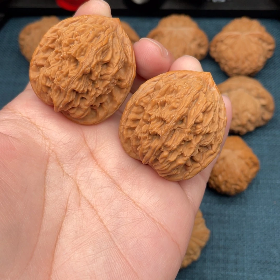 文玩核桃把件红皮虎头38