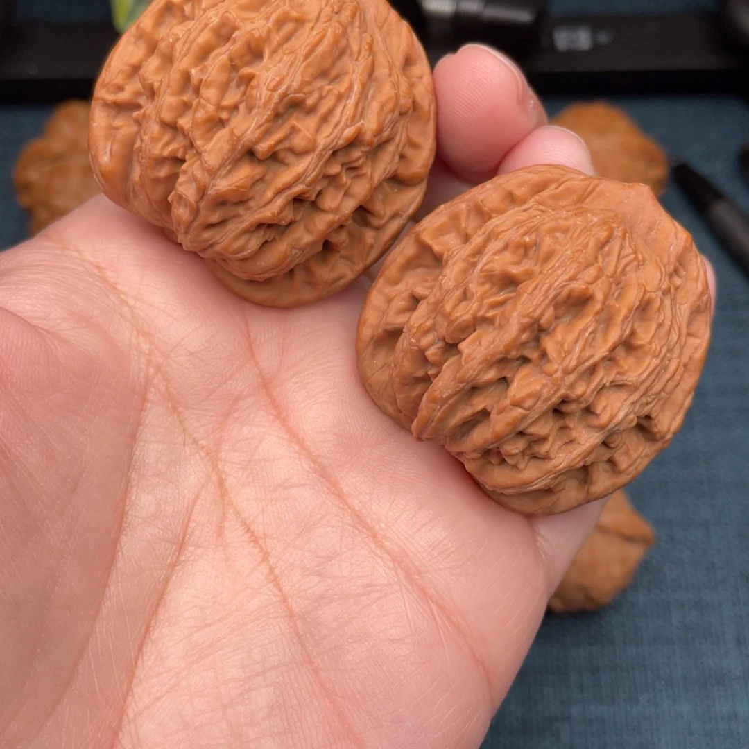 文玩核桃把件全品红皮虎头42