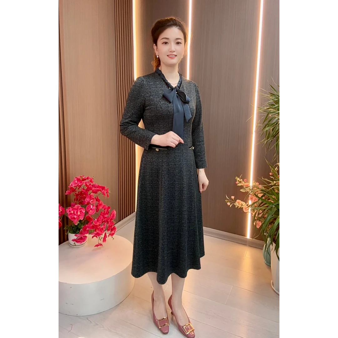 8225秋季新款修身显瘦女士连衣裙纯色系气质优雅款中长裙