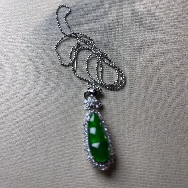 翡翠高冰绿福豆小仙女气质款吊坠
