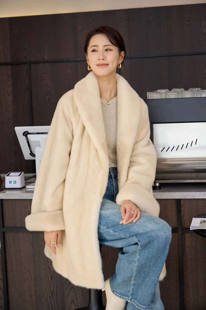 86长青果领大挽袖貂外套