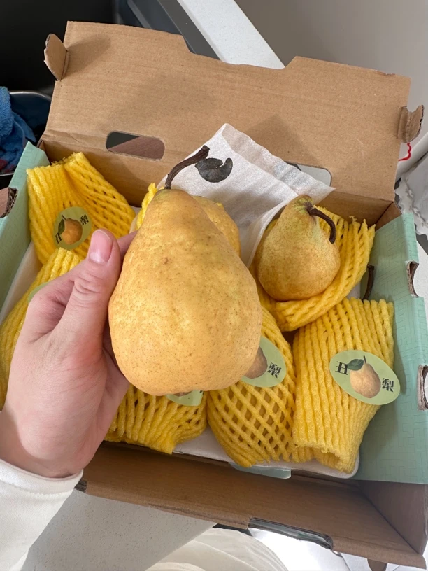 威宇丑梨一箱6粒3斤重