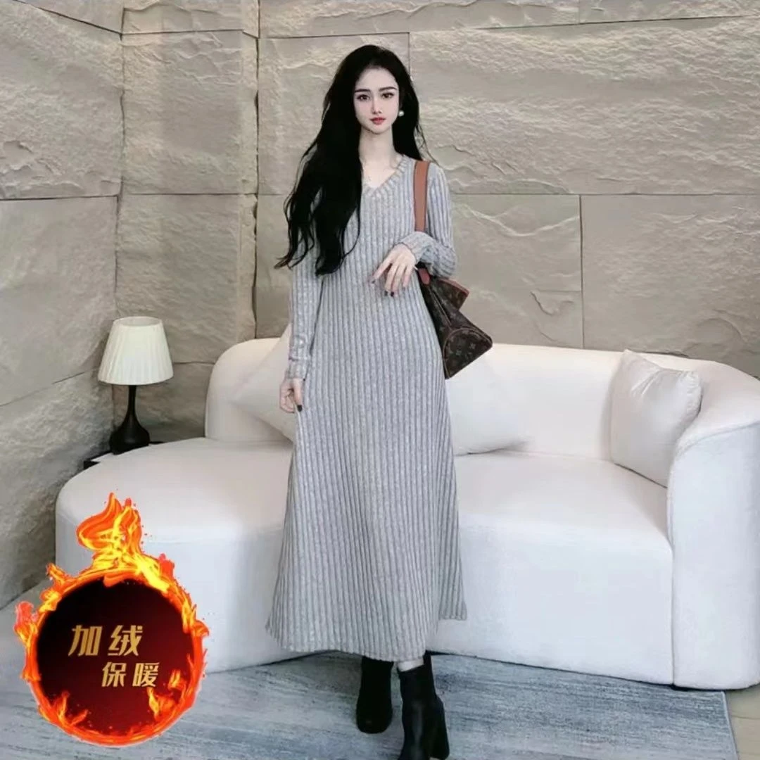 【现货】冬季加绒连衣裙新款过膝秋冬坑条v加厚领针织长裙打底裙