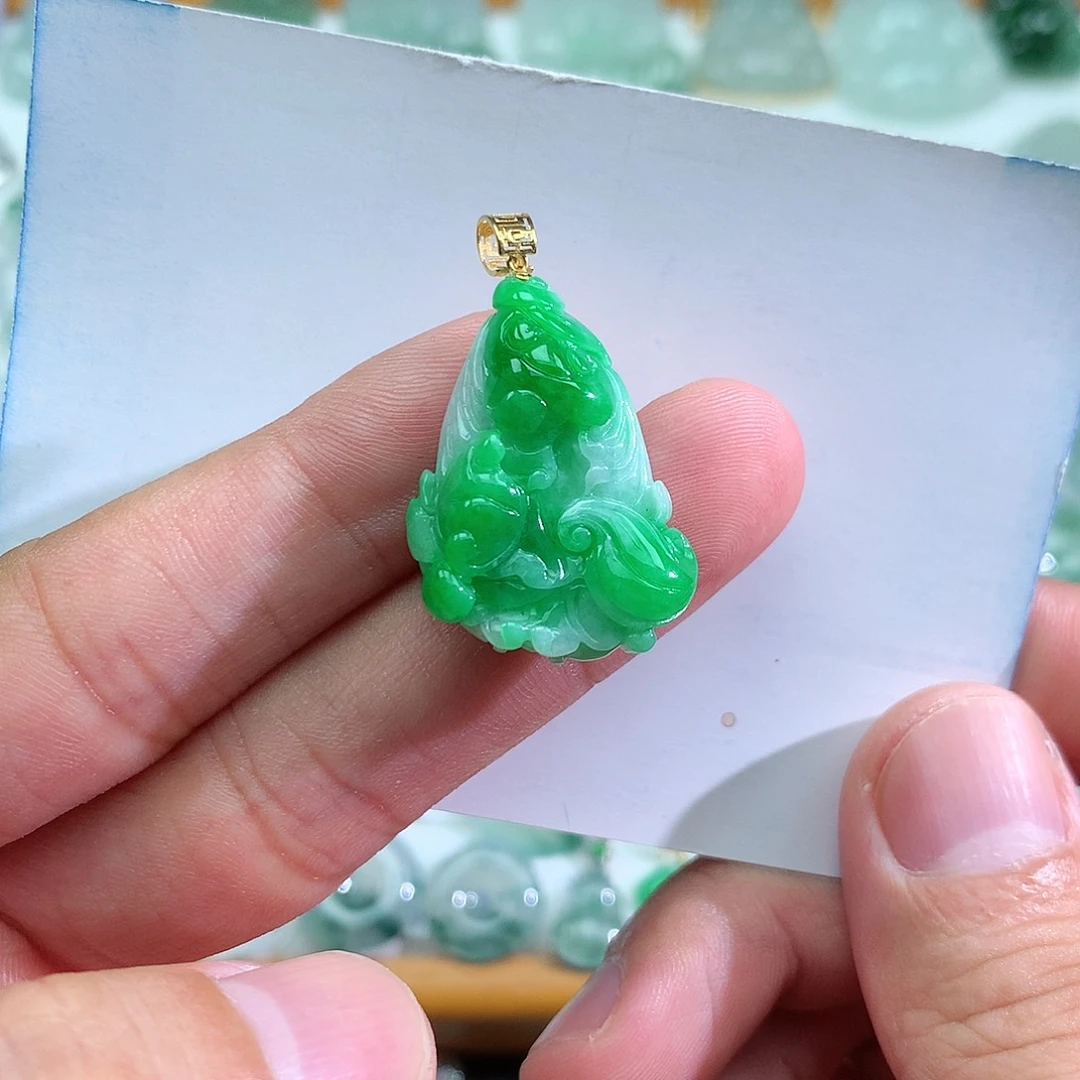 翡翠颈饰未镶嵌飘绿白菜