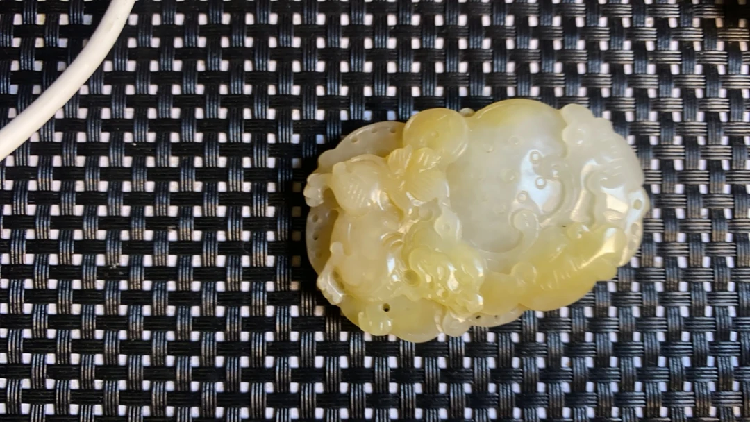 和田玉麒麟糖玉吊坠