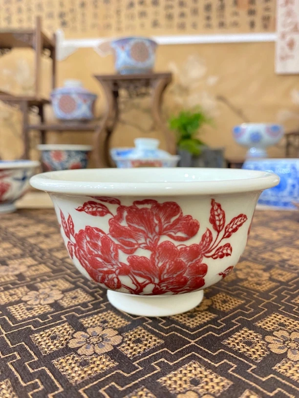 正绎堂全釉里红花卉压手杯容量100毫升