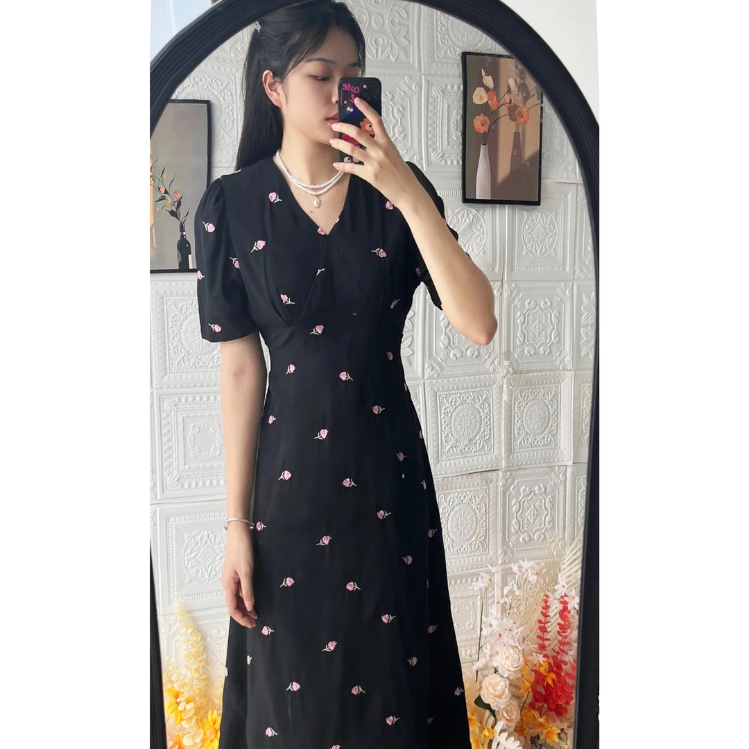 荔夏蔷薇 春夏超显瘦连衣裙法式刺绣碎花收腰v领气质高级感长裙