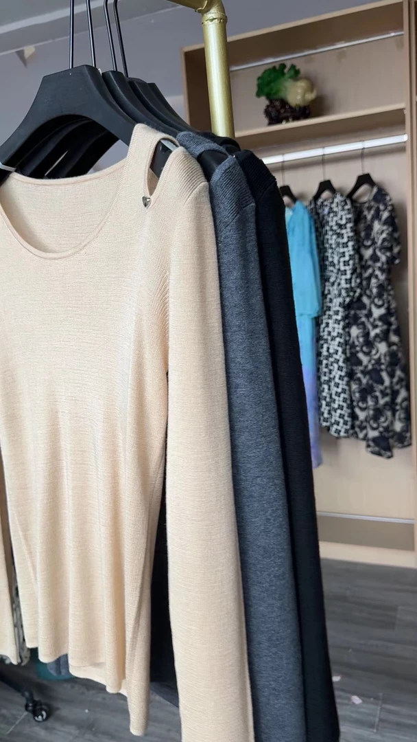 内搭打底衫女秋装洋气露肩长袖t恤设计感修身针织上衣m050-1