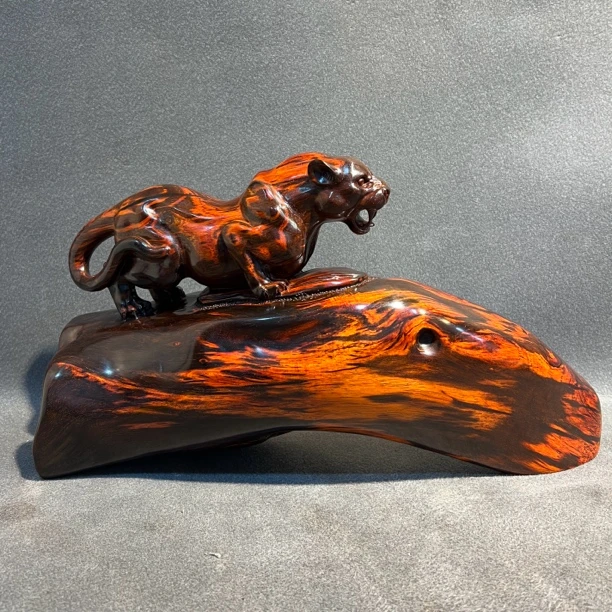 老挝酸枝卧豹摆件