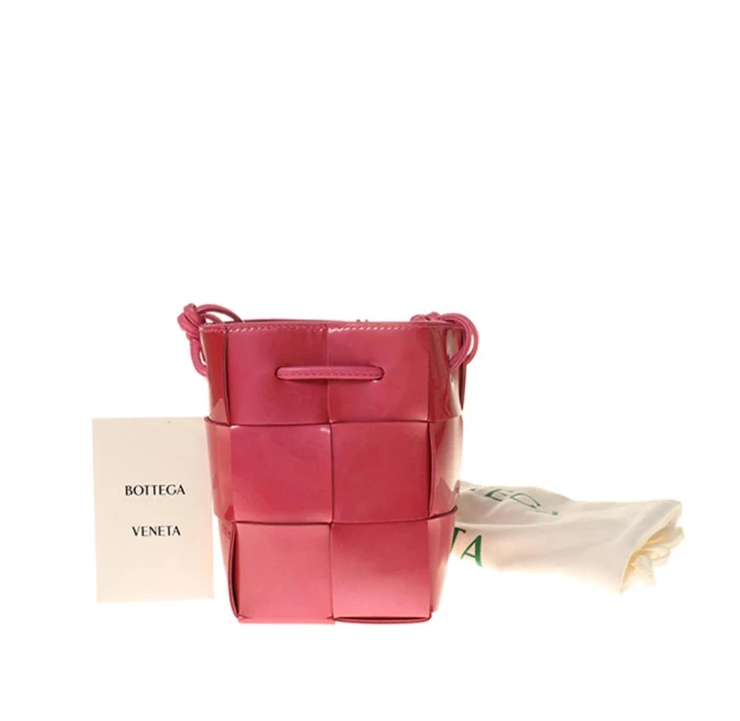 90新 BOTTEGA VENETA/葆蝶家 BV葆蝶家 粉色漆皮编织桶 28462