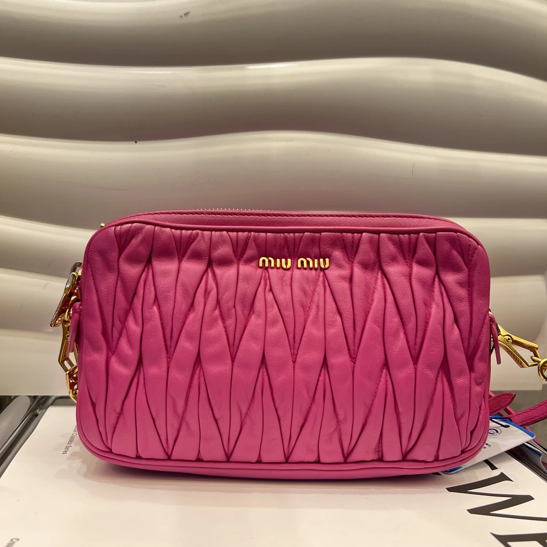 95新 MIU MIU/缪缪 MiuMiu/缪缪 粉色相机斜挎包 S25193