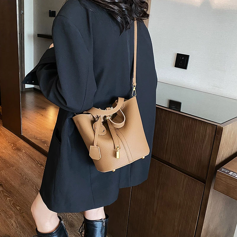 小众设计水桶包包女2023新款时尚百搭手提包休闲简约单肩斜挎包