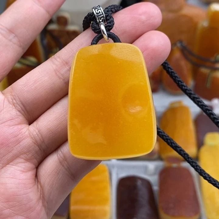 天然的琥珀蜜蜡吊坠