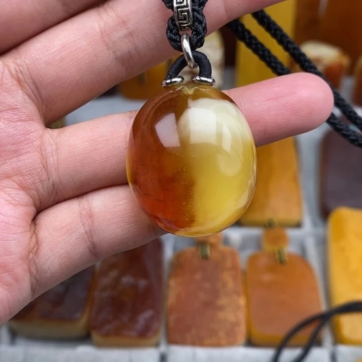 天然的琥珀蜜蜡吊坠