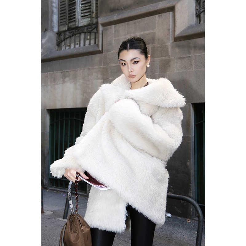 赵三观 白色短泰迪毛呢外套