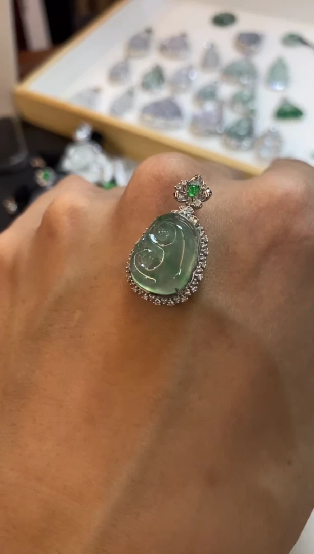 【闪购商品】翡翠吊坠(不含链)18K金镶嵌如意
