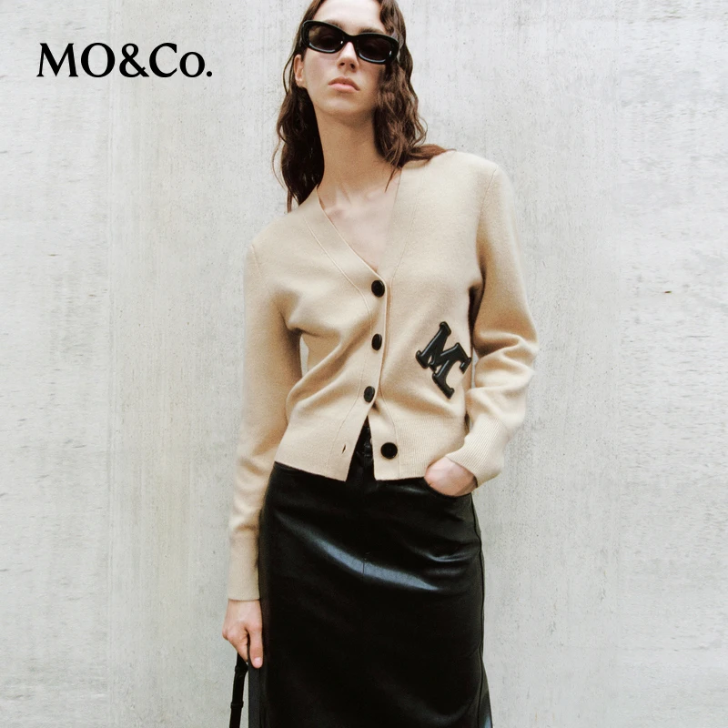 MOCO秋季学院风撞色MC章仔V领针织开衫毛衣MBC3CART19
