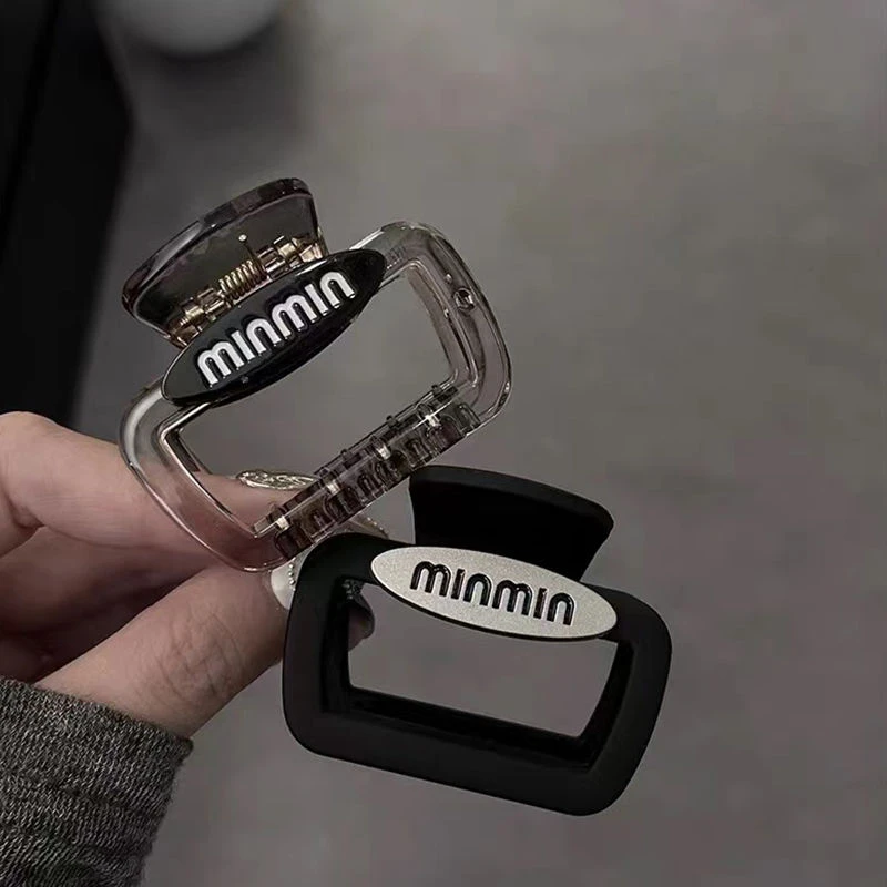 小众字母新款磨砂抓夹高级感发夹女2023新款后脑勺发抓鲨鱼夹发饰