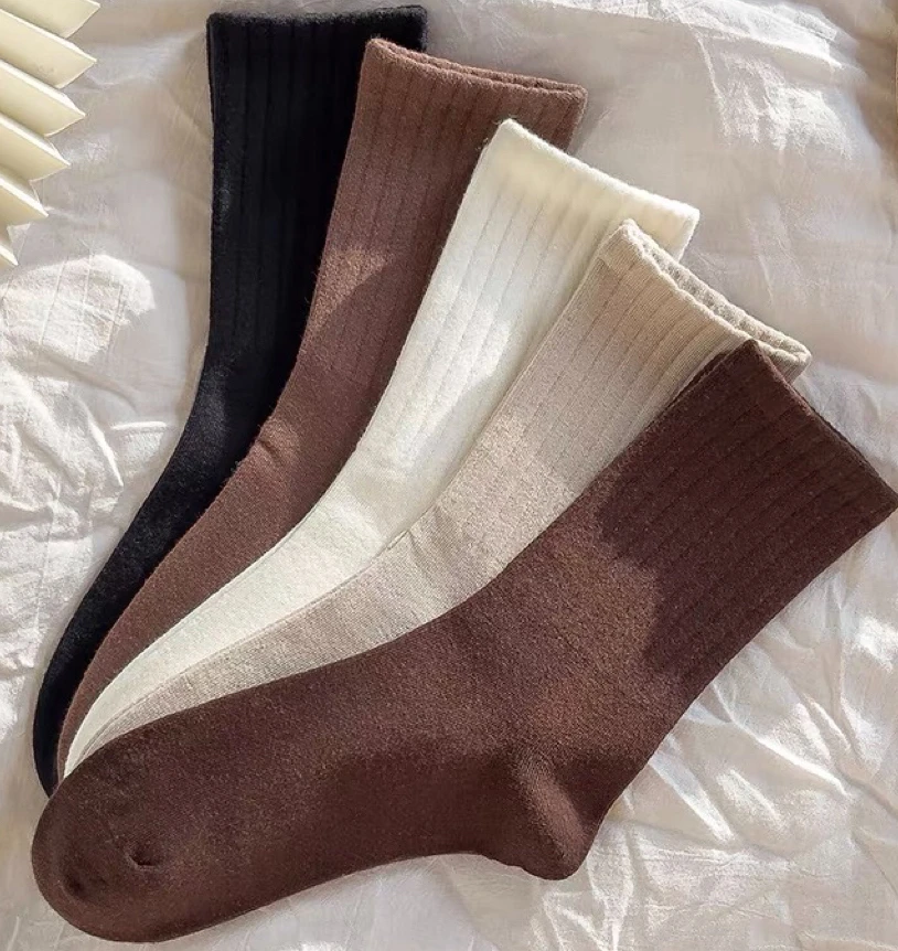袜子女中筒纯棉秋冬运动吸汗透气防臭无骨ins潮网红款纯色袜