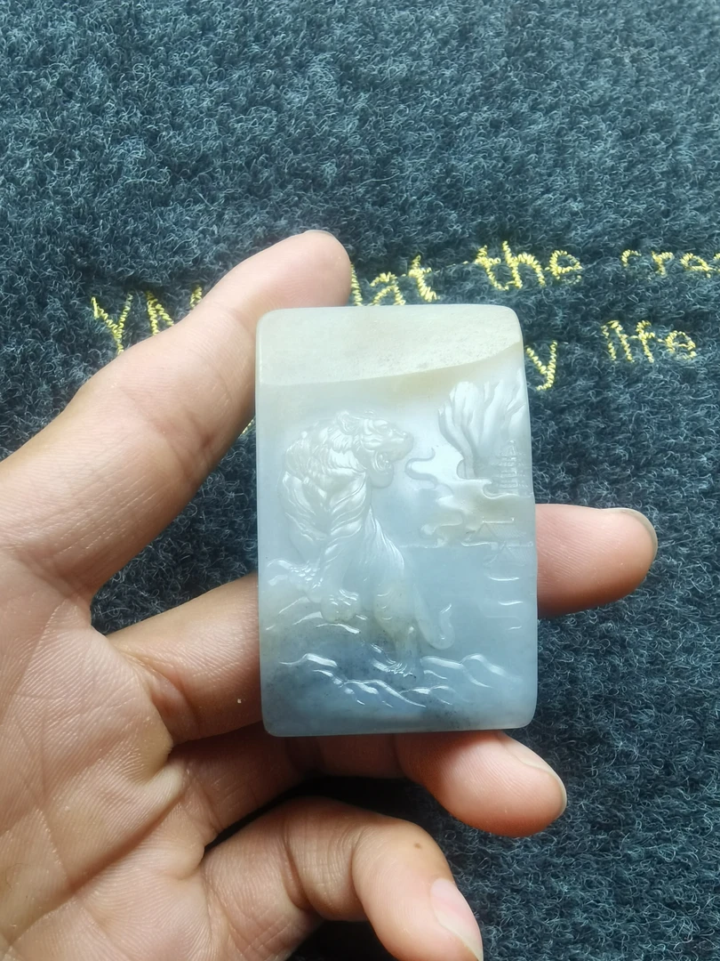 新疆糖青花籽料虎啸山河挂件