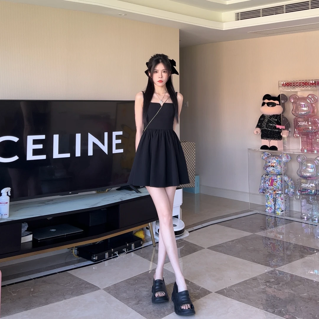小雨姐姐【法香小黑裙】2023新款法式气质收腰显瘦辣妹风吊带裙女