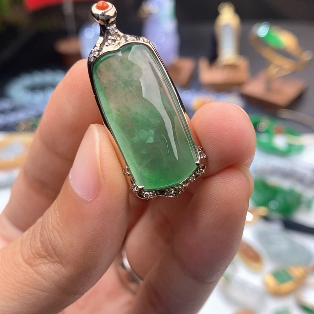 翡翠颈饰18K金镶嵌吊坠