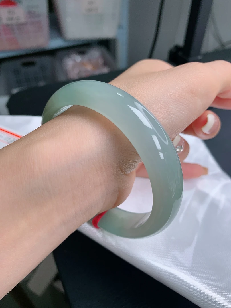 缅甸天然a货翡翠60圈口冰胶润底湖水绿手镯