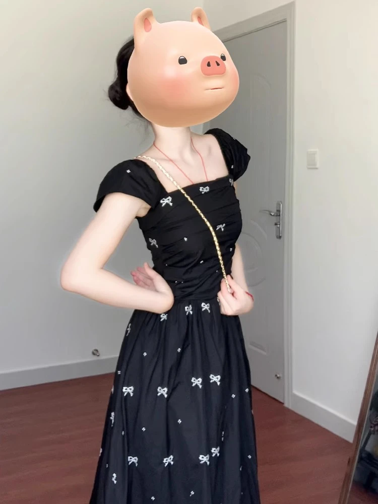 法式蝴蝶结刺绣方领连衣裙女夏季新款修身甜美少女度假风小黑裙子