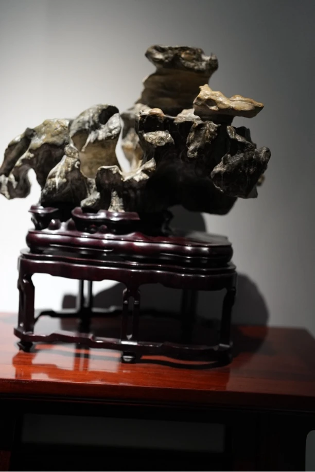 天然原石，尺寸是45 X 50 X 27