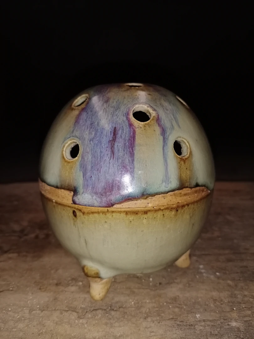 钧窑瓷器，熏香炉一个