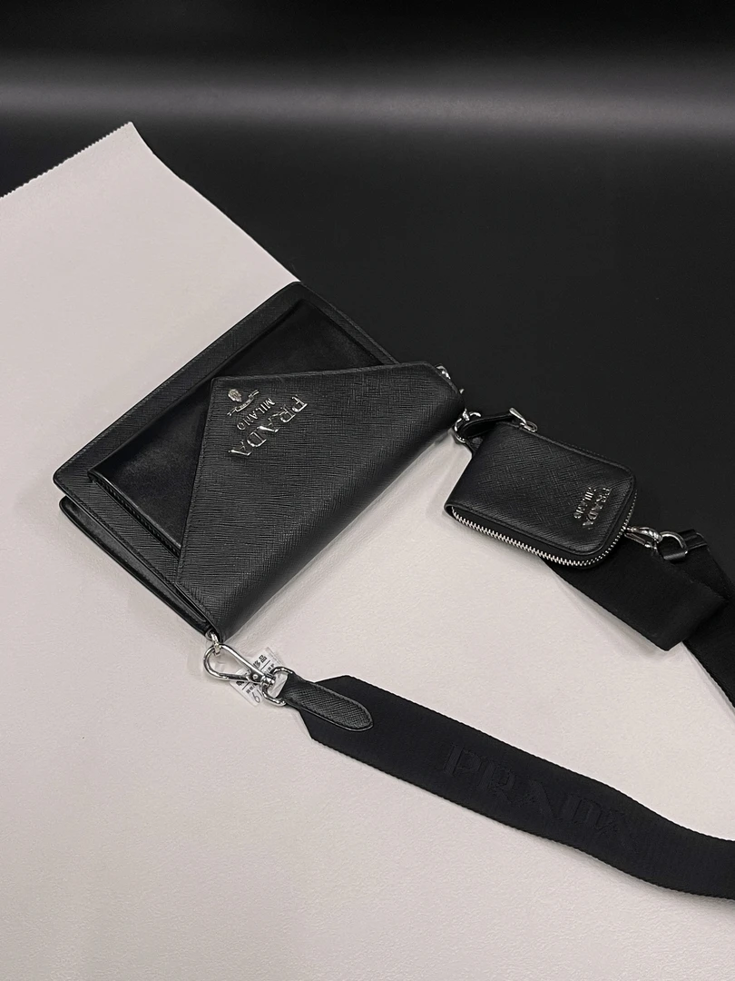 95新 Prada/普拉达 斜挎单肩包xw