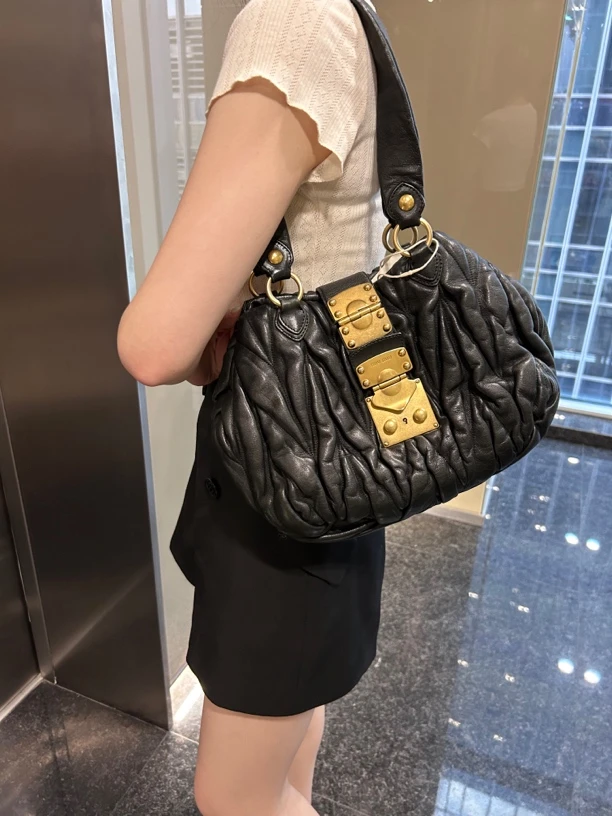 95新 MIU MIU/缪缪 时尚黑色单肩包