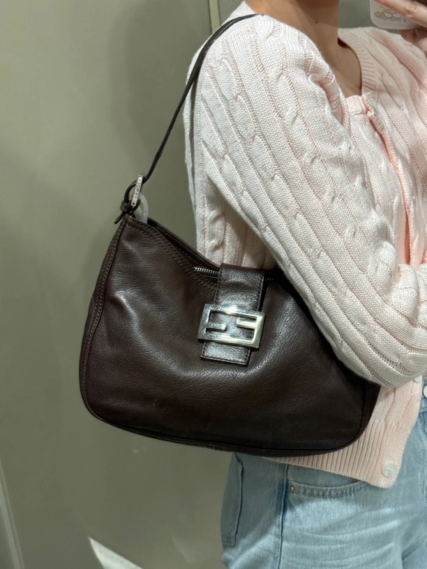 95新 FENDI/芬迪 时尚休闲棕色单肩包