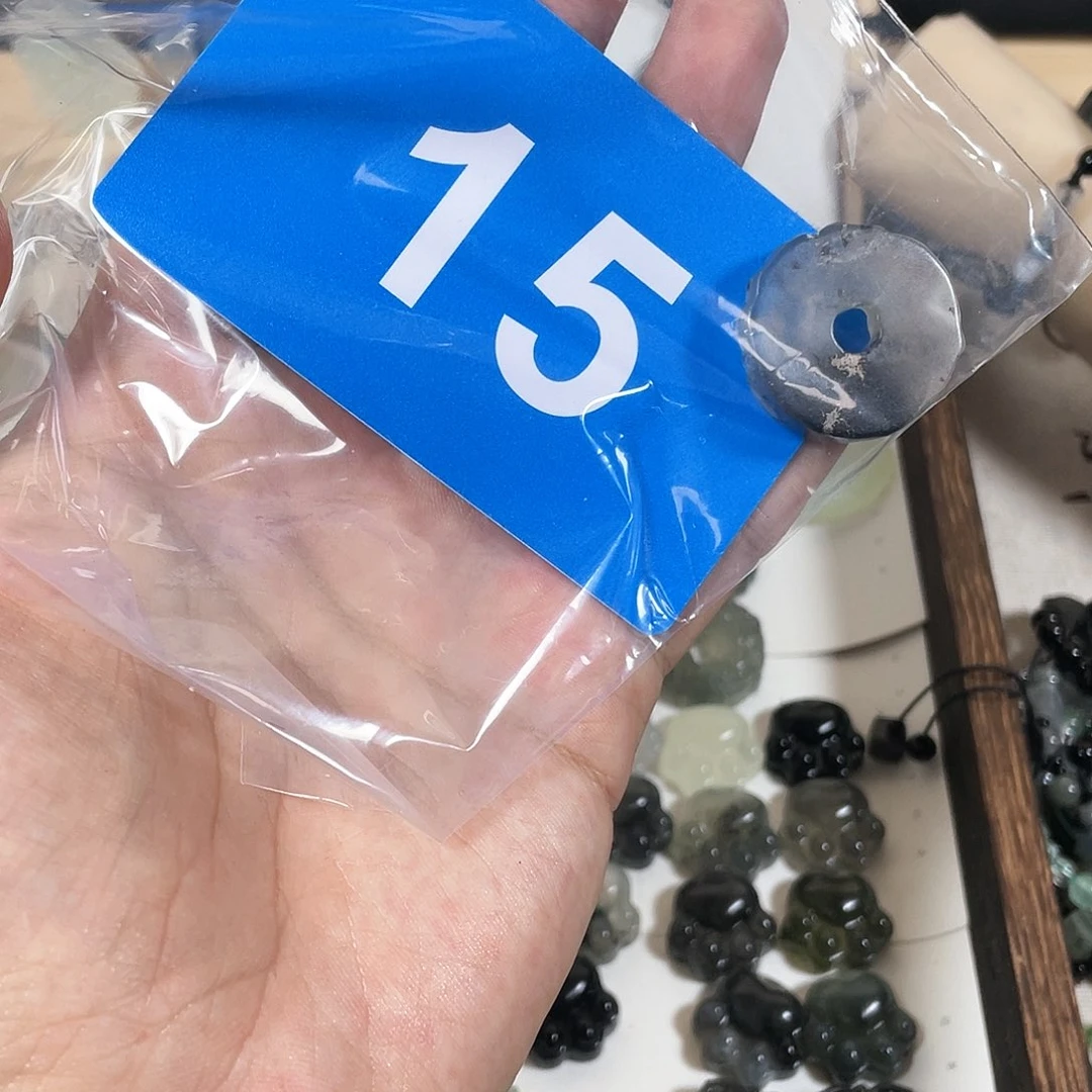 蛇纹石玉颈饰合金绝**夫