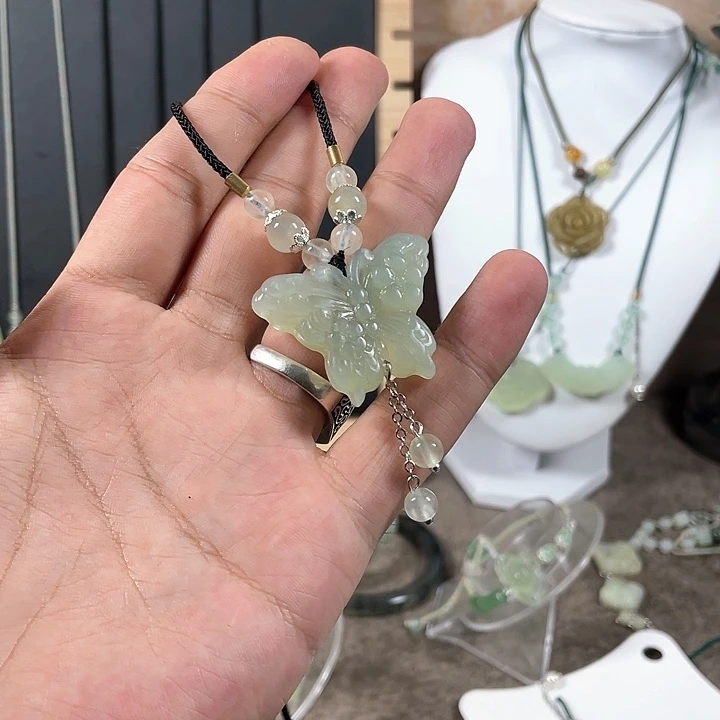 蛇纹石玉颈饰合金W*