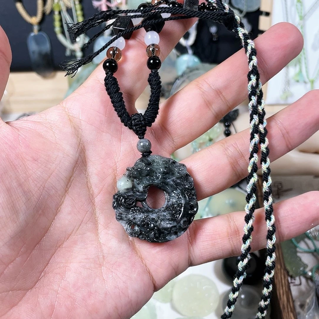 蛇纹石玉颈饰合金