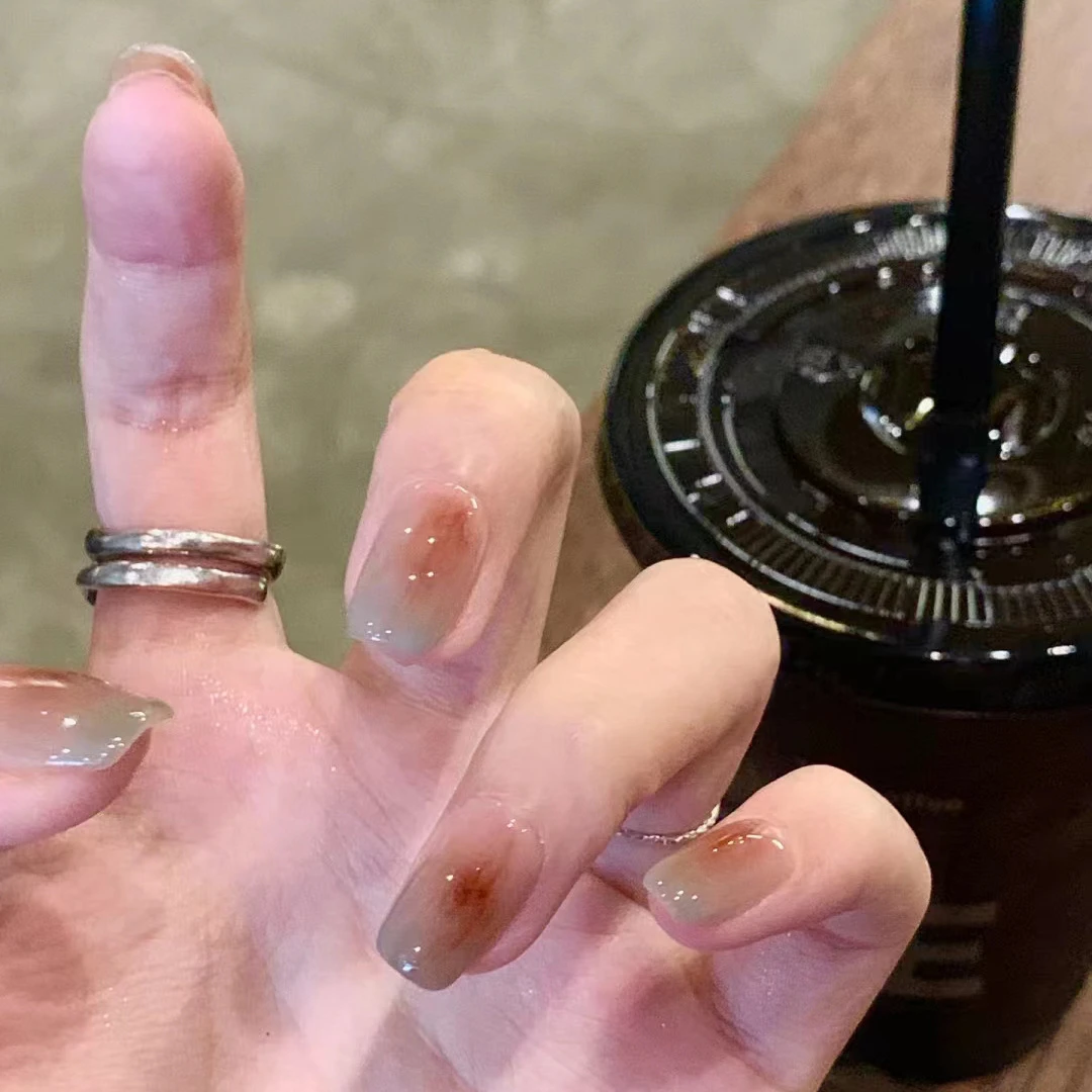 秋冬温柔显白美拉德美甲贴片雾霾蓝渐变琥珀晕染穿戴甲指甲假指甲