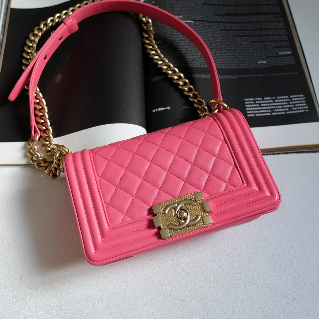 95新 Chanel/香奈儿 辣辣/超美粉色雕花扣小号leboy斜挎包