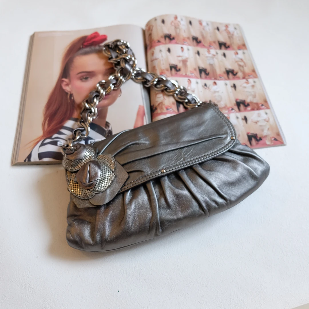 95新 VERSACE/范思哲 辣辣/超酷中古银色翻盖皮穿链单肩包