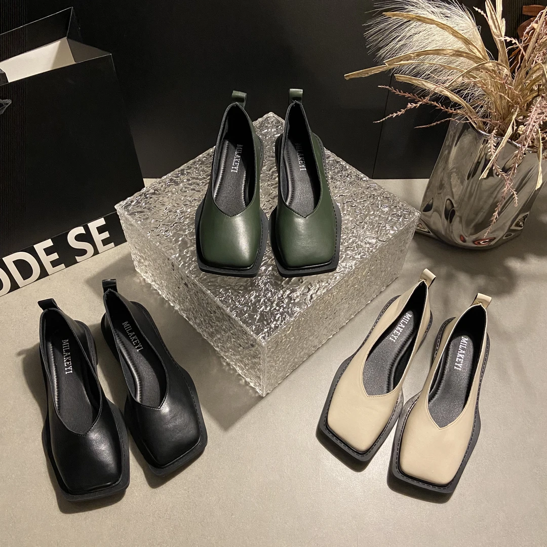 2025年秋新款复古感小众简约包头方头低粗跟平底气质百搭全包单鞋