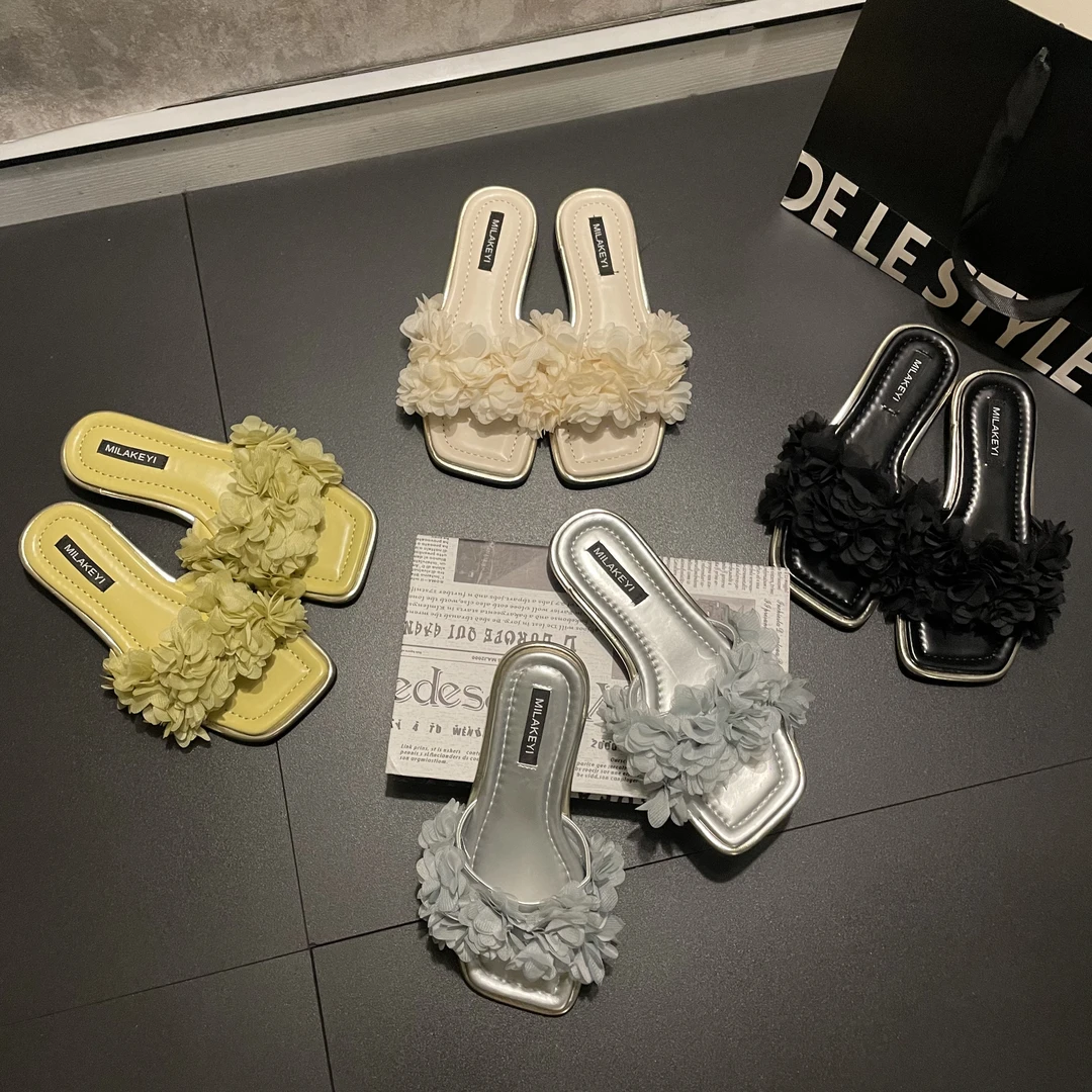 2025年夏季新款百搭时尚洋气锻面花瓣爆款平底方头软底一字带凉拖