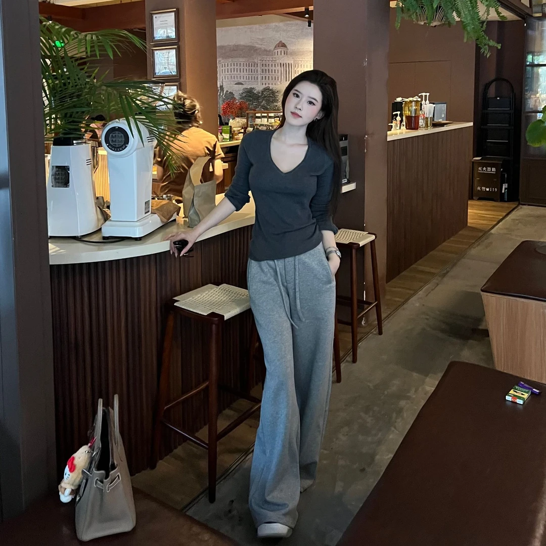 慵懒纯色v领长袖软糯针织打底衫女秋冬季修身喇叭袖毛衣内搭上衣