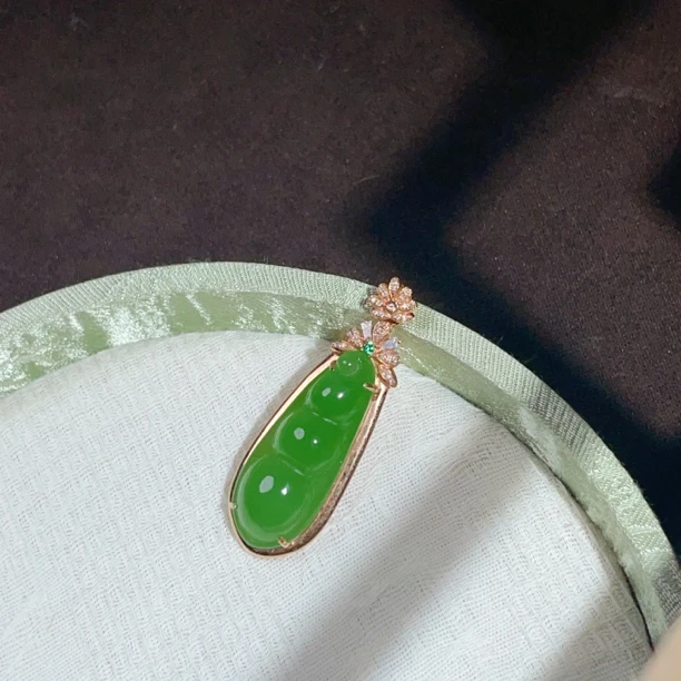 九溪【幸予】和田玉老坑料碧玉苹果绿四季豆福豆精美吊坠：18K金镶嵌