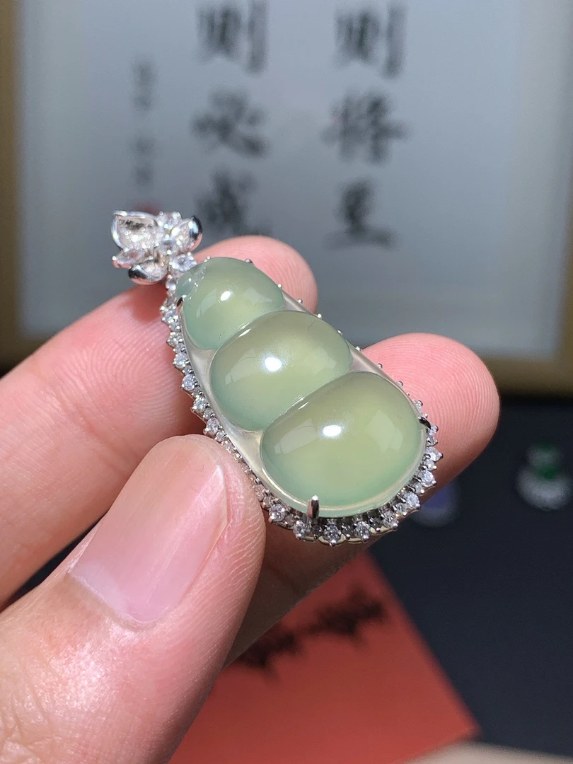 天然翡翠冰晴绿福瓜，瓜瓜来米，福气满满，冰晴绿底 种水干净细腻。