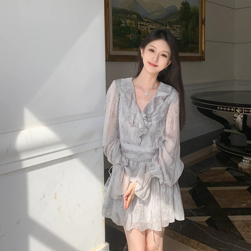 Juicecola 荷叶边v领长袖连衣裙秋季收腰气质清冷感水墨印花短裙