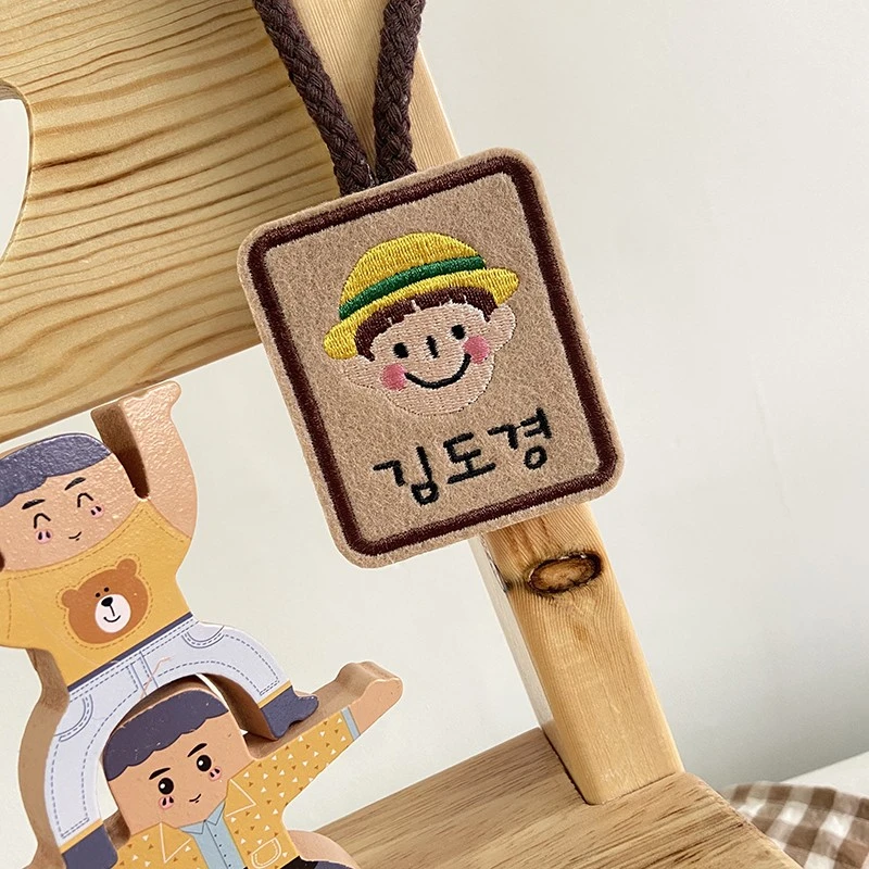 幼儿园书包名牌行李牌卡通圆形双面设计方形挂绳定制原创