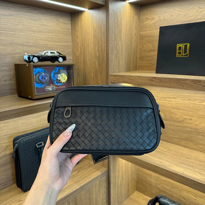 BV【胎牛皮】男士黑色单肩斜挎包手机包纯手工编织收纳洗漱包