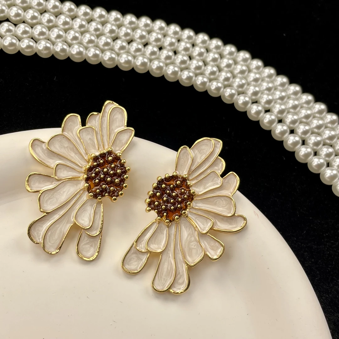 铜合金耳饰 买三送一 1118手工气质白色轻奢时尚复古优雅精致耳钉