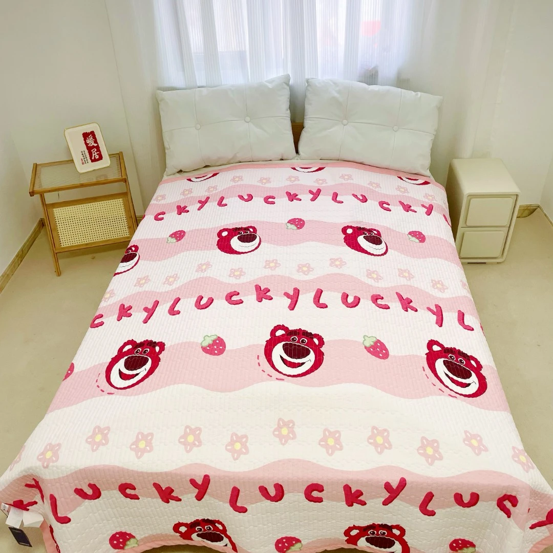 【优选床盖】200*230甜粉草莓熊双人四季通用水洗印花防滑加密绗缝