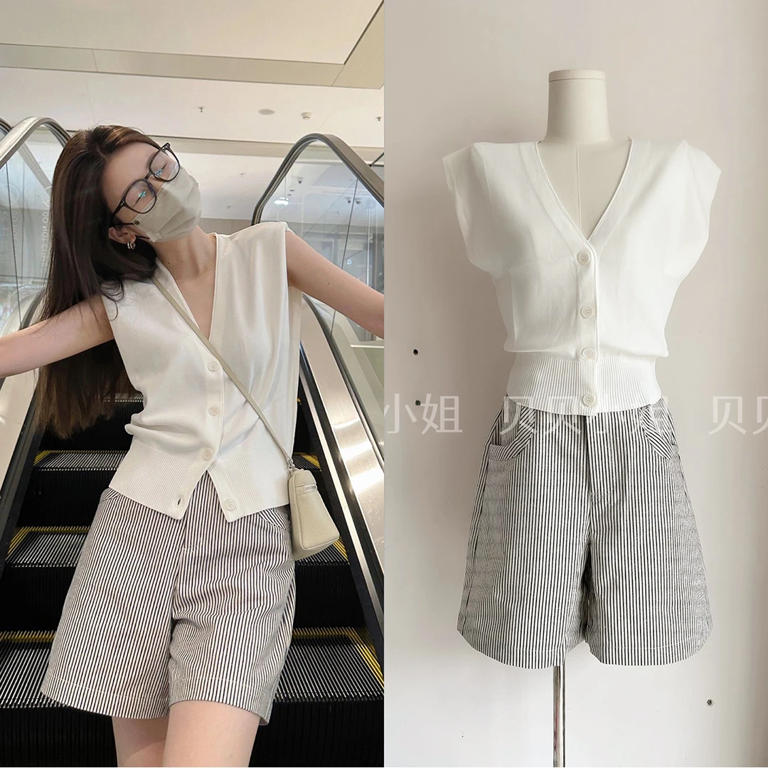 白色V领针织无袖背心上衣女夏季设计感单排扣马甲+阔腿短裤套装